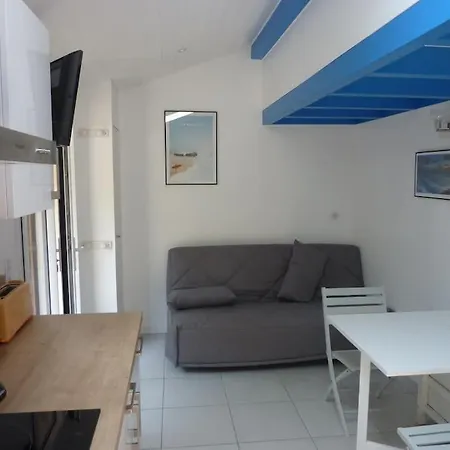 Maison Avec Jardinet Et Piscine Dans La Residence. *